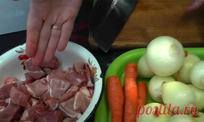 Добавляем на 2 кило лука всего 500 граммов свинины. Мяса немного, но добавки жаркого попросят все