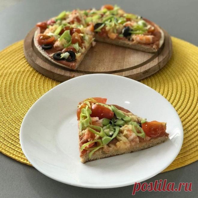 ПП ПИЦЦА НА СКОВОРОДЕ 
⠀
КБЖУ на 100 Гр - 123/8/3,5/14
⠀
для основы:
⠀
Овсянка 100 гр
Кефир 150 мл 1 %
Яйцо 1 шт
Соль щепотка
⠀
для начинки: (подготовьте заранее)
⠀
Соус (сметана 15% 1 ст.л.+ томатная паста 1 ст.л.)
Помидоры 100 гр
Креветки очищенные 70 гр
Маслины 5 шт
Сыр 40 гр
Любимые приправа для пиццы
Зелёный лук для украшения
⠀
Готовим основу:
⠀
Смешиваем все ингредиенты погружным блендером, у меня овсянка получилась мелко порубленной, но не в пыль, даём постоять 5 ми...