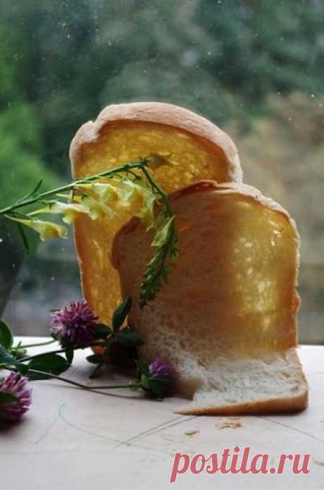 Умопомрачительно вкусный тостовый хлеб на закваске, со взрывом! Мне совершенно не удается формовый хлеб, и я даже знаю  причины: мне не хватает терпения во время расстойки, хлебу - пара в начале выпечки, а духовке - герметичности. И каждый раз я достаю из печки кирпичик с одного бока красивый и гладкий, а с другого - БДЩ!!! Взрыв! Вот и с этим хлебом так)…