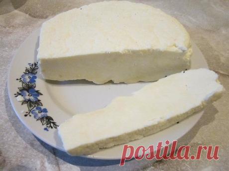 Почти брынза. 
 
Спасибо большое попутчице из Кировограда, которая поделилась со мной рецептом. 
 
Нам понадобится: 3 л. молока, 6 ст. л. 9% столового уксуса, 2 ст.л. соли. 
 
Вливаем молоко в кастрюлю. Ставим на огонь. Когда молоко вот-вот закипит, вливаем уксус и помешиваем, отделяется сыворотка, когда молоко створожилось всё, выключаем огонь и всё отцеживаем через марлю. 
 
Марлю с отжатым творогом помещаем в миску, ставим под пресс. В 1 л. сыворотки растворяем 2 ст.л. ...