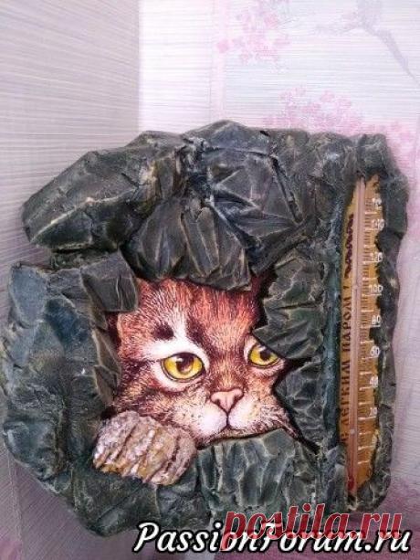 Пеноплекс — достаточно податливый и недорогой материал для создания поделок. Он продается в обычном строительном магазине. 
Из пеноплекса легко выходят фактуры: деревянная вывеска, каменная стена, кора дерева и т.д.Образцы работ из пеноплекса, взятые из интернета.