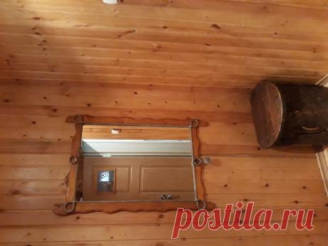 Зеркало в деревянной раме, деревянная тумба.