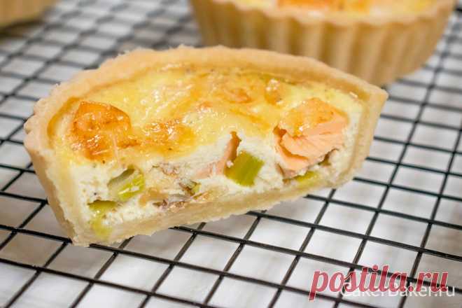 Киш с семгой и луком-пореем | Cakerbaker.ru
Киш является одним из самых популярных французских пирогов в мире. А, как известно, французы славятся своими традиционными пирогами. Это превосходный пирог на основе из песочного теста с сырной корочкой и сливочной заливкой. Начинок для киша существует огромное количество. Сегодня мы приготовим киш с семгой и луком-пореем. Он отлично подойдет как на обед, так на ужин и даже на завтрак.