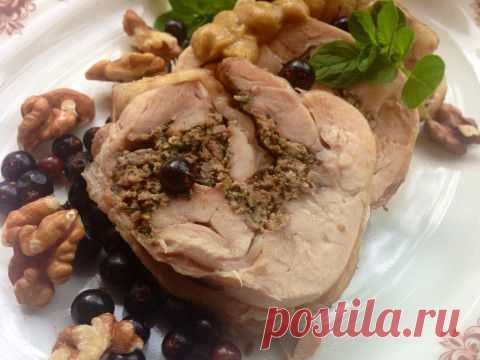 Куриный рулет с начинкой из пряной зелени, чеснока и грецкого ореха. | Давай поговорим