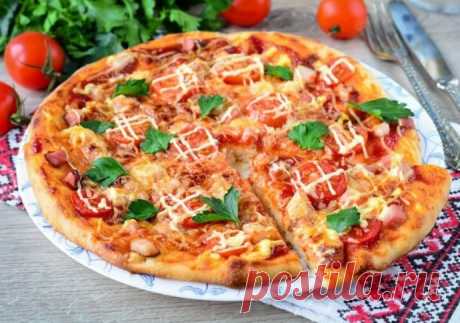 Домашняя пицца с помидорами, беконом и сыром