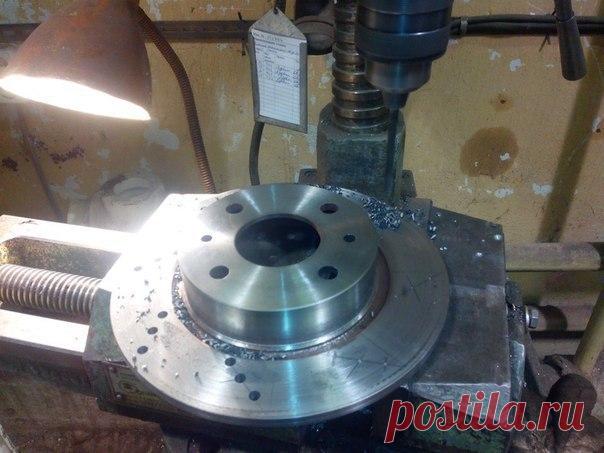 Самодельные настенные часы из автомобильного тормозного диска. Тормозной диск от ВАЗ 2108, тормозная колодка от Chevrolet Niva, свечи от ГАЗ-52 :)