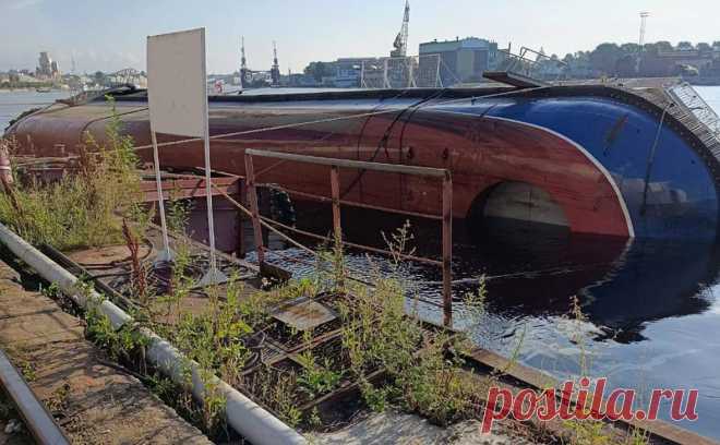 В Петербурге завели дело после затопления строящегося морского буксира. Буксир «Капитан Ушаков» был спущен на воду в Ярославле и в Петербурге достраивался. Он начал крениться вечером 8 августа и на следующее утро полностью лег на бок, эта часть судна затоплена