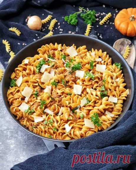 Diese einfache Nudel-Hackfleisch-Pfanne mit Zucchini ist schnell zubereitet und ist ein tolles Mittag- oder Abendessen. Ein Pfannengericht oder auch ein One Pot Gericht ist perfekt geeignet um mit frischen Zutaten und in kurzer Zeit ein