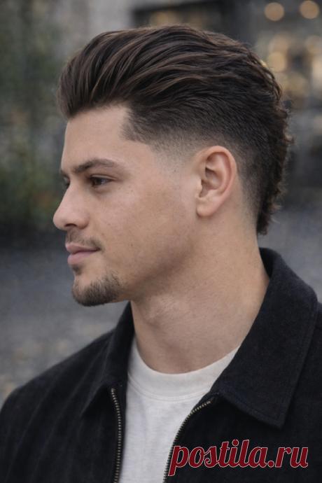 Slick Back в 2026 году выглядит более расслабленно и естественно, чем раньше. Волосы зачесаны назад, но без «эффекта шлема» — допускается легкая текстура и движение. Это идеальный вариант для мужчин, которые сочетают деловой стиль и повседневную элегантность