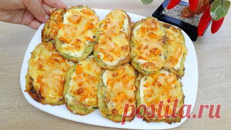 Рецепт оладий из кабачков, вкуснее мяса. Рецепт: Кабачки. 2 яйца. Соль, черный перец. 5 столовых ложек муки. Подсолнечное масло для жарки. 100 г сметаны. 2 зубчика чеснока. Помидор. 70 г сыра. Запекать в разогретой до 180 °C духовке 25...