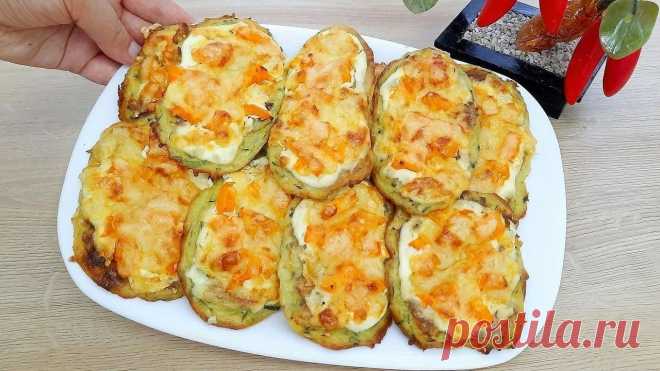 Рецепт оладий из кабачков, вкуснее мяса. Рецепт: Кабачки. 2 яйца. Соль, черный перец. 5 столовых ложек муки. Подсолнечное масло для жарки. 100 г сметаны. 2 зубчика чеснока. Помидор. 70 г сыра. Запекать в разогретой до 180 °C духовке 25...