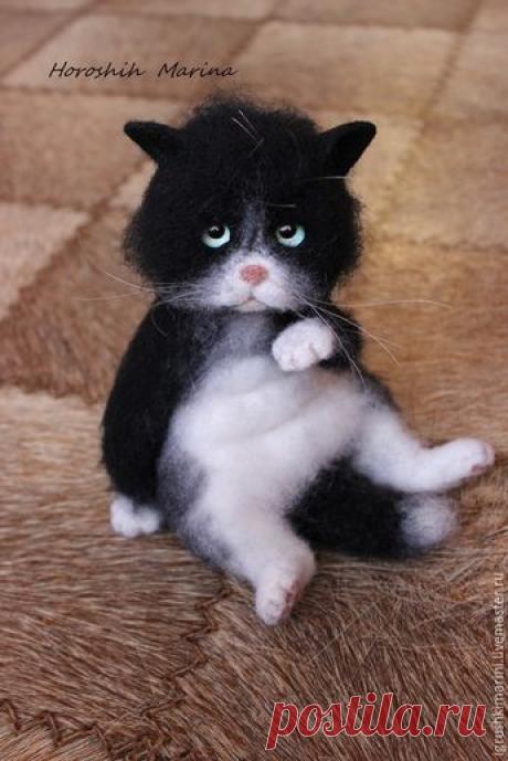 Cute face on this needle felted cat by Olya and Dasha from