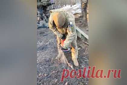 Украинский военный попытался бензопилой спасти вмерзшую американскую гаубицу. Боец Вооруженных сил Украины (ВСУ) попытался бензопилой и огнем спасти вмерзшую в землю американскую гаубицу М777. Соответствующее видео опубликовал Telegram-канал «Военкоры Русской весны». На кадрах военный пытается бензопилой распилить землю, чтобы сдвинуть лафет гаубицы с места.