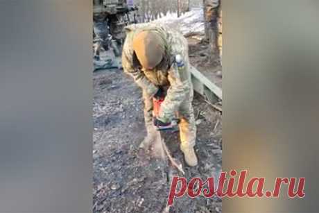 Украинский военный попытался бензопилой спасти вмерзшую американскую гаубицу. Боец Вооруженных сил Украины (ВСУ) попытался бензопилой и огнем спасти вмерзшую в землю американскую гаубицу М777. Соответствующее видео опубликовал Telegram-канал «Военкоры Русской весны». На кадрах военный пытается бензопилой распилить землю, чтобы сдвинуть лафет гаубицы с места.