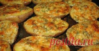 Запеченный картофель с чесночным маслом. Рецепт Картошку тщательно моем. Затем наливаем воды, чтобы картошка была чуть прикрыта. Варим до готовности. Сливаем воду.