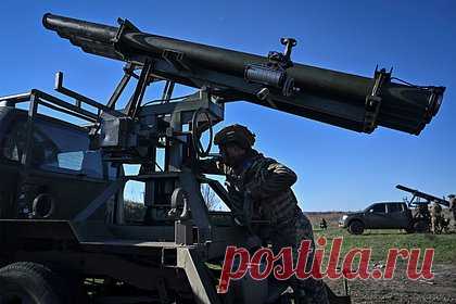 Выпущенная ВСУ ракета упала на детскую площадку в центре Донецка. Выпущенная Вооруженными силами Украины (ВСУ) американская ракета HARM упала на детской площадке в центре Донецка. В результате падения снаряда были повреждены фасады соседних многоэтажных домов. До этого мэр Донецка Алексей Кулемзин сообщал, что ВСУ обстреляли здания школы и детского сада на юго-западе города.