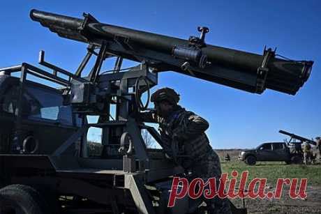 Выпущенная ВСУ ракета упала на детскую площадку в центре Донецка. Выпущенная Вооруженными силами Украины (ВСУ) американская ракета HARM упала на детской площадке в центре Донецка. В результате падения снаряда были повреждены фасады соседних многоэтажных домов. До этого мэр Донецка Алексей Кулемзин сообщал, что ВСУ обстреляли здания школы и детского сада на юго-западе города.