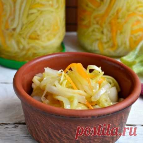 Сочный и хрустящий салат из кабачков на зиму