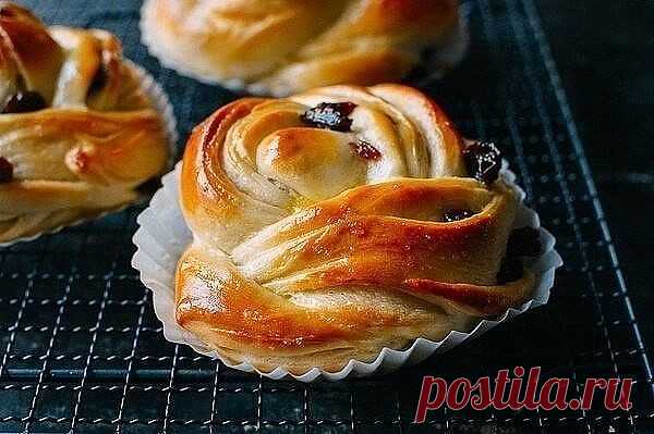 Булочки с изюмом.

Вам потребуется:

Для теста:
2/3 чашки сливок (комнатной температуры)
1 чашка плюс 1 столовая ложка молока (комнатной температуры)
1 большое яйцо (комнатной температуры)
1/3 стакана сахара
4 чашки муки
1 столовую ложку активных сухих дрожжей
1 1/2 чайные ложки соли

Начинка:
2 столовые ложки сахара
2 чайные ложки корицы
2/3 стакана изюма

Простой сироп:
1 столовая ложка сахара, растворенного в 1 столовой ложкой горячей воды

1 большое яйцо взбить с 1 сто...