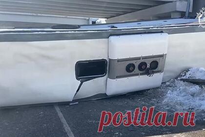 Упавший с моста в Подмосковье автобус попал на видео. Следственный комитет России (СКР) показал видео с места смертельного ДТП с автобусом в Волоколамске, где погибли два пассажира. На кадрах видно, как автобус лежит на боку после падения с моста. Возбуждено уголовное дело по статье об оказании услуг по перевозке пассажиров, не отвечающих требованиям безопасности.