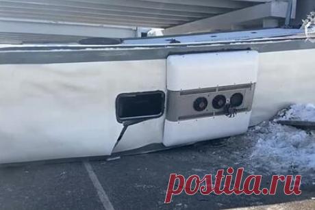 Упавший с моста в Подмосковье автобус попал на видео. Следственный комитет России (СКР) показал видео с места смертельного ДТП с автобусом в Волоколамске, где погибли два пассажира. На кадрах видно, как автобус лежит на боку после падения с моста. Возбуждено уголовное дело по статье об оказании услуг по перевозке пассажиров, не отвечающих требованиям безопасности.