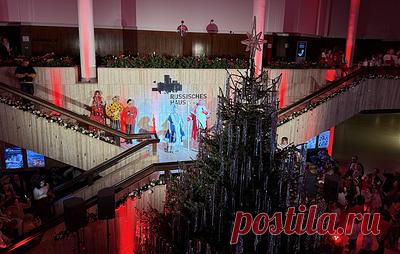 Российский Дед Мороз зажег огни на новогодней елке в Русском доме в Берлине. Он поздравил учеников школы им. Героя Советского Союза генерал-полковника Н. Э. Берзарина при посольстве России в Германии