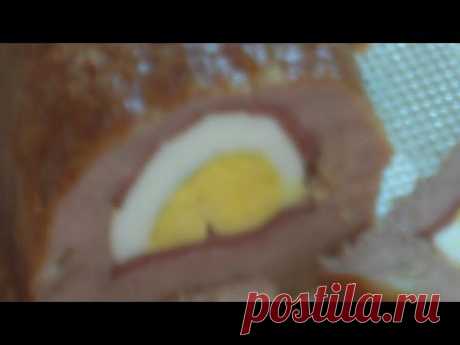 &quot;Фальшивый заяц&quot; видеорецепт - YouTube
Ингредиенты
Мясной фарш, хлеб, яйцо, лук, крахмал
Рецепт
В мясной фарш добавляем хлеб размоченный в сливках и воде, примешиваем тертый репчатый лук, добавляем приправы, соль , перец по вкусу. Смешиваем и добавляем немножко крахмала. Готовую смесь укладываем в форму. На первый слой выкладываем яйцо, копченое мясо или сало и накрываем вторым слоем мяса. Формируем батон. Форму ставим в духовой шкаф на 60 минут.