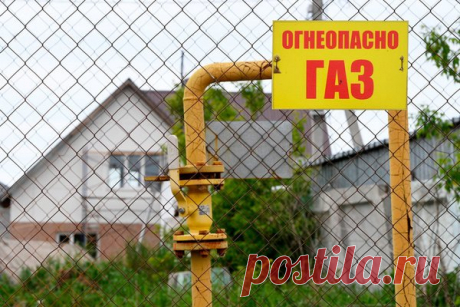 В Минэнерго рассказали, как вернуть деньги за подведение газа к дому 16.01.2022 г. Поручение правительству о бесплатном подведении газа до границ земельных участков граждан было сделано президентом России 21 апреля 2021 года, но оформлено законодательно лишь к концу года. Из-за отсутствия правовой базы, программа социальной газификации стартовала в регионах не одновременно, где-то раньше, а где-то позже. Поэтому многие граждане, подключившиеся к газовой трубе после 21 апре...