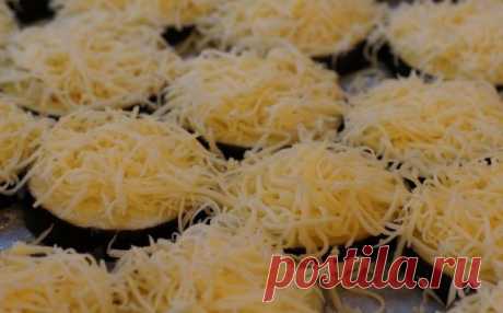 Баклажаны кружочками в духовке с сыром и помидорами.