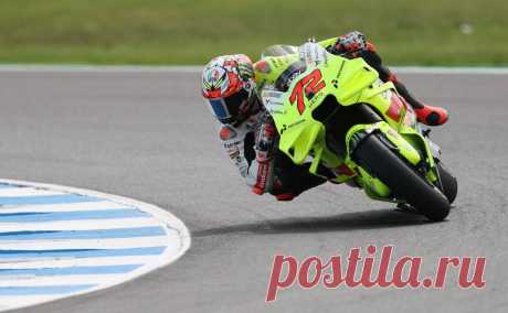 На MotoGP два гонщика столкнулись и вылетели с трассы. Видео. На этапе MotoGP в Австралии итальянец Марко Беццекки врезался в испанца Маверика Виньялеса, в результате оба гонщика вылетели с трассы. Итальянец серьезно не пострадал, но был отправлен в больницу для полного обследования