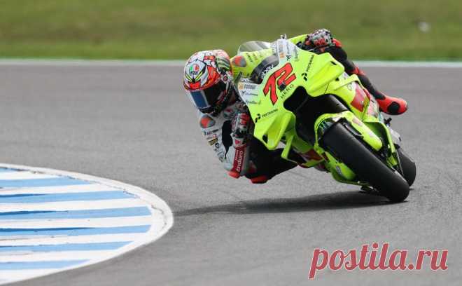 На MotoGP два гонщика столкнулись и вылетели с трассы. Видео. На этапе MotoGP в Австралии итальянец Марко Беццекки врезался в испанца Маверика Виньялеса, в результате оба гонщика вылетели с трассы. Итальянец серьезно не пострадал, но был отправлен в больницу для полного обследования