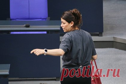 Спикер бундестага не оценила футболку депутата и выгнала ее из зала