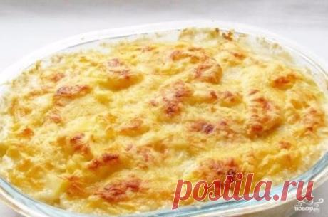 КУРИЦА ПОД ШУБОЙ В ДУХОВКЕ 
ИНГРЕДИЕНТЫ:
● Куриное филе — 350 Грамм
● Картофель — 3 Штуки
● Лук — 2 Штуки
● Масло подсолнечное — 2 Ст. ложки
● Соль — 2 Щепотки
● Смесь хмели-сунели — 1 Щепотка
● Сыр — 250 Грамм
● Перец чёрный молотый — 1 Щепотка
● Чеснок — 1 Зубчик
● Сливки — 300 Миллилитров
ПРИГОТОВЛЕНИЕ:
Филе курицы порежьте мелкими кусками.