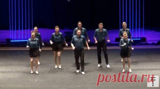 8 танцоров стали в ряд. Когда они развернулись, зрители потеряли дар речи! 
Эти танцоры покорили Интернет. А все благодаря своей пластичности, артистизму и харизме. Их танец настолько зажигательный, что просто невозможно оторвать взгляд.
Насладитесь творчеством этих ребят.
h…