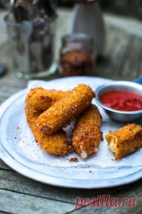Mozzerella Sticks with Marinara Sauce Crispy, gooey, cheesey sticks of pure joy!  Mozzerella Sticks with Marinara Sauce | DonalSkehan.com