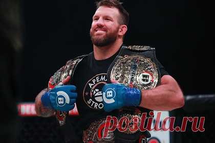 Россиянин Молдавский проиграл американцу и упустил шанс стать чемпионом Bellator. Российский боец ММА Валентин Молдавский проиграл американцу Райану Бейдеру в титульном бою на турнире Bellator 273. Встреча прошла в ночь на воскресенье, 31 января, в Финиксе (штат Аризона, США). Поединок тяжеловесов продлился все пять раундов, по итогам боя судьи единогласным решением отдали победу Бейдеру.