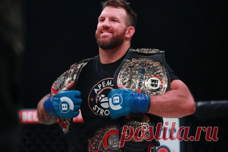 Россиянин Молдавский проиграл американцу и упустил шанс стать чемпионом Bellator. Российский боец ММА Валентин Молдавский проиграл американцу Райану Бейдеру в титульном бою на турнире Bellator 273. Встреча прошла в ночь на воскресенье, 31 января, в Финиксе (штат Аризона, США). Поединок тяжеловесов продлился все пять раундов, по итогам боя судьи единогласным решением отдали победу Бейдеру.