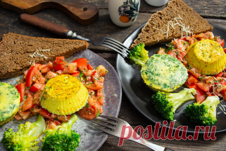 Полезный завтрак — омлет на пару с овощами Быстрый, вкусный и полезный завтрак — омлет на пару с сыром и овощами, приготовленный в порционных силиконовых формочках для кексов. Омлет готовим вместе с брокколи и подаем с овощным салатом. Получается полноценный завтрак, в котором есть все необходимое, чтобы с удовольствием начать новый день.