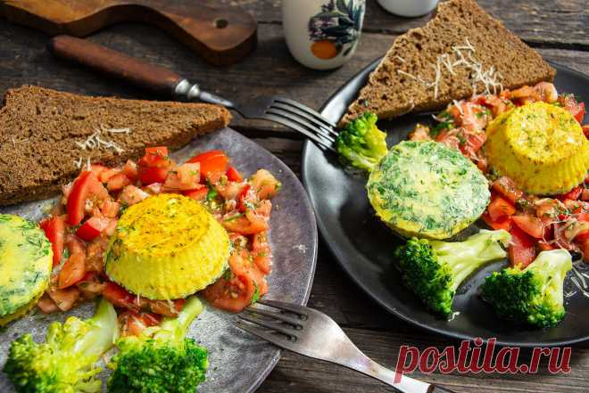 Полезный завтрак — омлет на пару с овощами Быстрый, вкусный и полезный завтрак — омлет на пару с сыром и овощами, приготовленный в порционных силиконовых формочках для кексов. Омлет готовим вместе с брокколи и подаем с овощным салатом. Получается полноценный завтрак, в котором есть все необходимое, чтобы с удовольствием начать новый день.