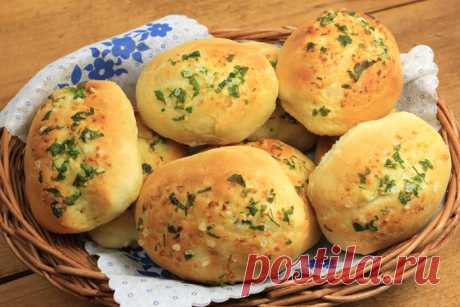 Хлеб с чесноком и зеленью
