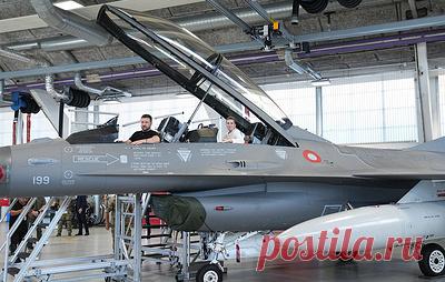 Зеленский в Дании посидел в кресле F-16. Премьер-министр Дании Метте Фредериксен и президент Украины осмотрели один из истребителей в аэропорте Скридструп