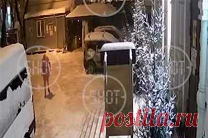 Проникший в храм с ножами и в розовом платье россиянин попал на видео. В Измайлове мужчина, ворвавшийся в храм Казанской Песчанской иконы Божией Матери в розовом женском платье и с двумя ножами в руках, попал в объективы камер видеонаблюдения. На кадрах видно, как пожилой мужчина с длинной седой бородой открывает дверь храма и ходит мимо икон и подсвечников.