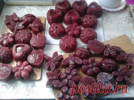 Так можно оригинально заморозить ягоды. Зимой можно использовать в чай