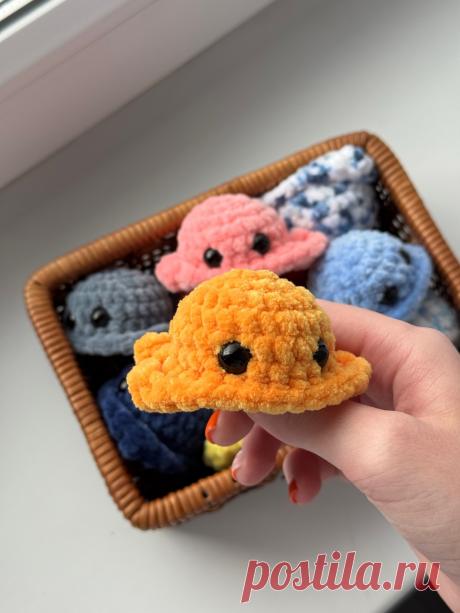 PDF Скатик крючком. FREE crochet pattern; Аmigurumi toy patterns. Амигуруми схемы и описания на русском. Вязаные игрушки и поделки своими руками #amimore - морской скат из плюшевой пряжи, плюшевая рыба, маленькая рыбка.