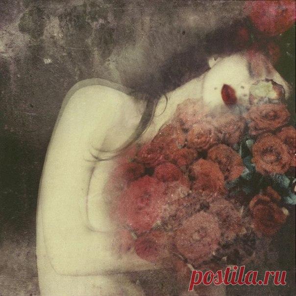 Я ненавижу человечество,
Я от него бегу спеша.
Моё единое отечество —
Моя пустынная душа.

С людьми скучаю до чрезмерности,
Одно и то же вижу в них,
Желаю случая, неверности,
Влюблён в движение и в стих.

О, как люблю, люблю случайности,
Внезапно взятый поцелуй,
И весь восторг — до сладкой крайности,
И стих, в котором пенье струй.

Константин Бальмонт. 