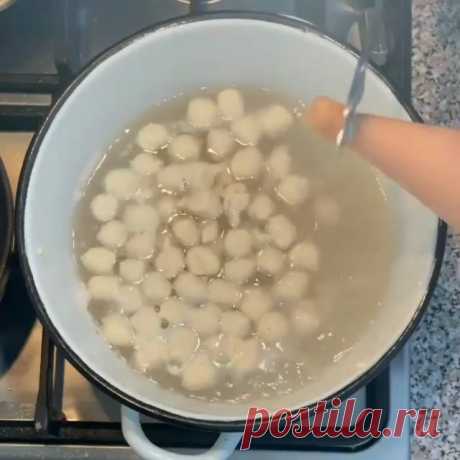 Девочки сказали, что этот лайфхак обязан быть в ленте😁 Отправь подруге, которая 20 минут катает фрикадельки😜
⠀
3 минуты и фрикадельки уже в супе плавают красивые такие, маленькие🤩 Получаются нежные и воздушные как суфле.
⠀
Нам понадобится:
🔸куриное филе - 1 шт
🔸яйцо - 1 шт
🔸соль
⠀
Все взбиваем блендером. Перекладываем в кондитерский мешок. Срезаем кончик по диаметру будущей фрикадельки (их ещё раздувает в процессе варки). Ждём закипания воды. Подсаливаем. Надавливаем...