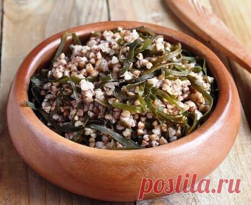 Специальная (с добавками) , которая очень благотворно влияет не только на щитовидную железу, но и на весь пищеварительный тракт.
Нужно взять 100 г гречки(ядрецу), 1 чайную ложку куркумы, 50 г сухой морской капусты, пол-литра воды, соль по вкусу. Гречку сварить как обычно. В почти готовую кашу до­бавить куркуму и морскую капусту, соль. Тщательно перемешать. Каша становится оранжево-желтой на цвет...
Читай пост далее на сайте. Жми ⏫ссылку выше