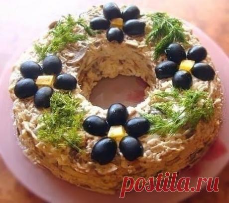 Вступайте в самую вкусную группу... 
 САЛАТ "ЛЕШИЙ" 
Ингредиенты: 
- 1 шт. куриная отварная грудка, 
- 400 г шампиньонов, 
- 2 шт. лука, 
- 3 шт. вареных яйца, 
- 100 г твердого сыра, 
- 0,5 ст молотых грецких орехов, 
- майонез 
Приготовление: 
1. Шампиньоны, лук порезать, пожарить по отдельности. 
Грудку порезать кубиками, яйца отварить, потереть на крупной тёрке, сыр потереть на крупной тёрке, добавить орехи, заправить майонезом, перемешать. 
2. На плоское блюдо поставить в центр стакан или б