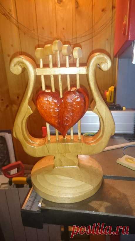 Лира. Дуб. Размеры 24х16.5 см. Сердце - падук. Автор Олег Яшкин