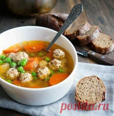 Прозрачный суп с куриными фрикадельками 
 
1) Самый «долгоиграющий» ингредиент у нас морковь, потому с неё и начнем. В зависимости от размера режете её целую на кольца в 5-8 мм или сперва вдоль пополам. 
 
2)Мелко рубим 3 зубчика чеснока и луковицу. 
 
3)На оливковом масле в кастрюле обжариваем половину лука и чеснок до уверенной румяности. 
 
4)Как только дождались нужного момента — заливаем куриный бульон и закидываем морковь. Если бульона нет — лейте просто холодную вод...